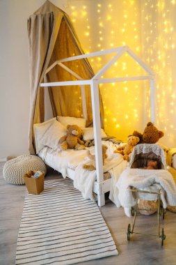 Yataklı bej renkli kreş..