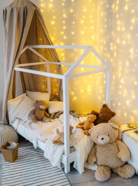 Yataklı bej renkli kreş..