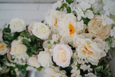 Yapay çiçeklerin yakın plan dekorasyonu.