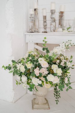 Yapay çiçeklerin yakın plan dekorasyonu.