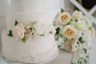 Yapay çiçeklerin yakın plan dekorasyonu.