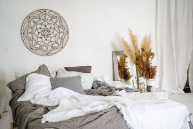 Beyaz yataklı fotoğraf bölgesi..