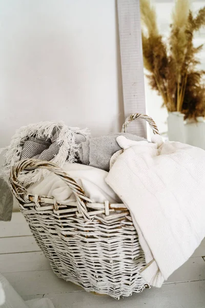 Белая Плетеная Корзина Одеялами — стоковое фото