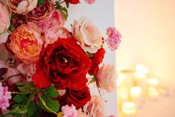 Decoración Chimenea Con Flores Rojas Artificiales — Foto de Stock