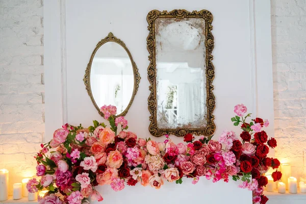 Decoración Chimenea Con Flores Rojas Artificiales — Foto de Stock