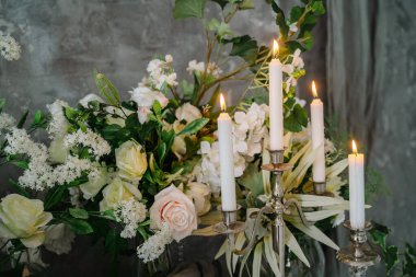 Evin içinde çiçekli mumlar. Yakın plan..