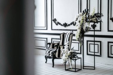 Yapay renklerle metal çerçevelerin dekorasyonu.