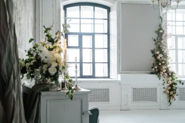 Çiçek tasarımında büyük parlak pencere.