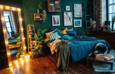 Çatı katı biçiminde yeşil renk kullanılarak modern iç tasarım..