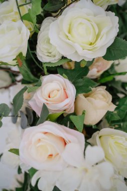 Yapay çiçeklerin yakın plan dekorasyonu.