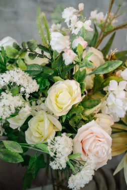 İç kısımda yapay güller var..