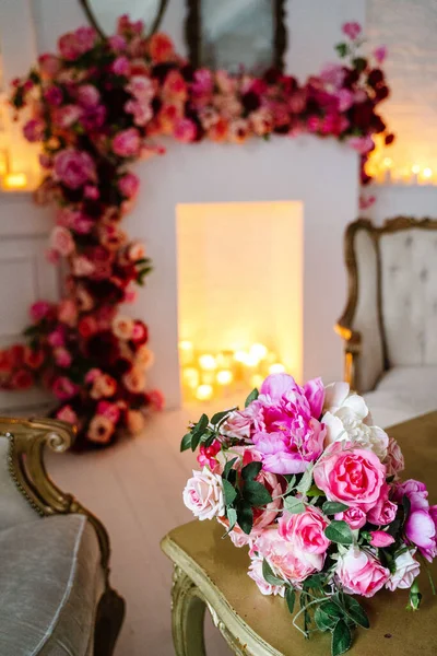 Kamin Mit Blumen Seding Interieur Dekoriert — Stockfoto