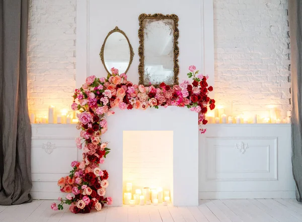Chimenea Decorada Con Flores Seding Interior — Foto de Stock