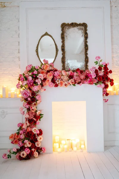 Chimenea Decorada Con Flores Seding Interior — Foto de Stock