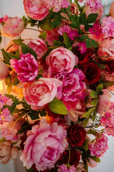 Decoración Chimenea Con Flores Rojas Artificiales — Foto de Stock
