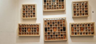 Bir sırada ahşap raflar