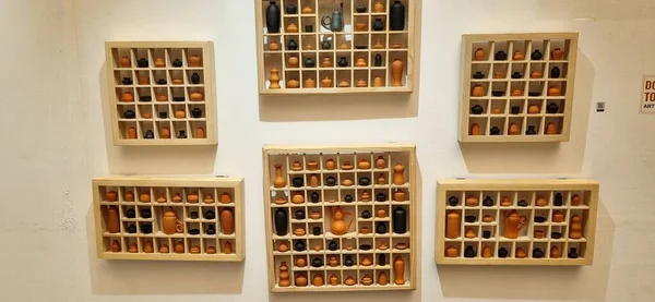 Şarap şişeleri sıraya dizildi.