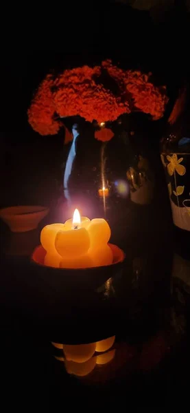 Gecenin içinde yanan mum