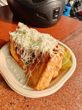 Peynirli ve sebzeli lezzetli bir sandviçin kapağı.