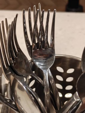 Çatal ve bıçağın yakınına.