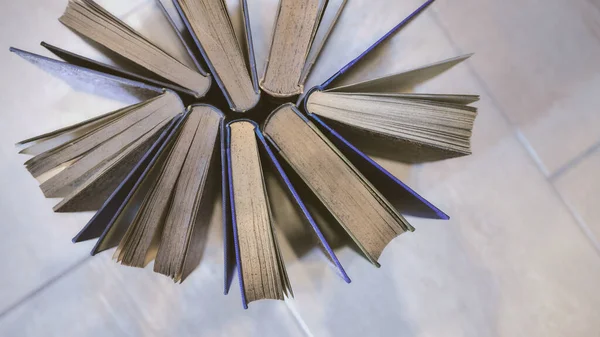 Birkaçı çok eski ve yıpranmış. Yukarıdan görülebiliyor.