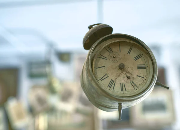 Reloj Despertador Oro Muy Antiguo Con Campana Flotando Aire Con —  Fotos de Stock