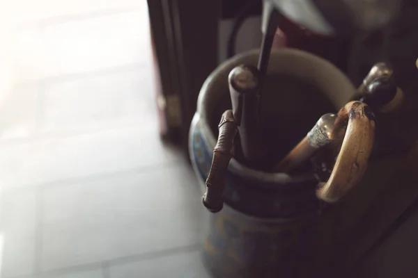 Kil şemsiye standında saklanmış bastonlar.