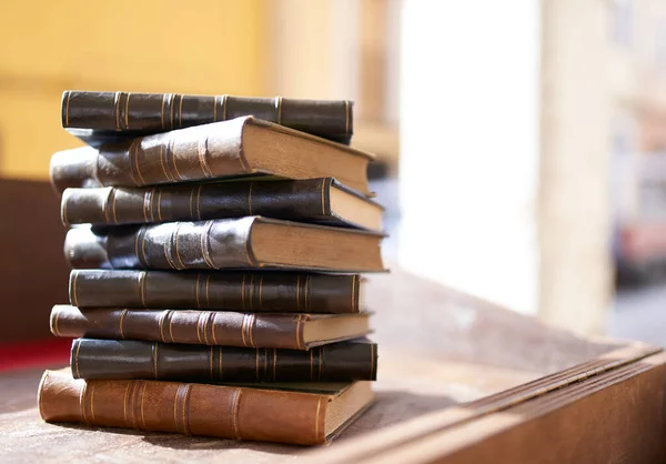 Несколько Старых Слегка Изношенных Книг Сложенных Башню Столе — стоковое фото