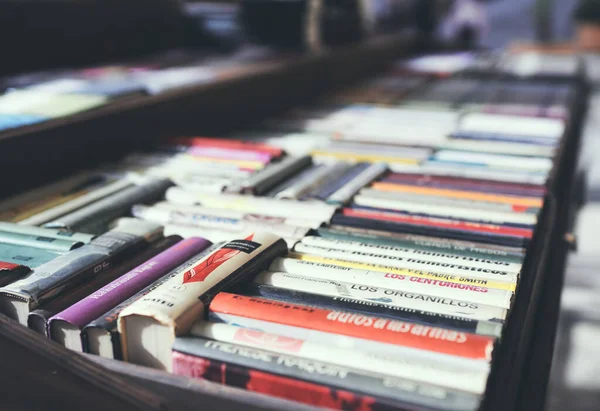 Brihuega, İspanya 13-11-2020 Bir antikacının önündeki rafta doğal ışıklandırmalı kitaplar kullanılmış.