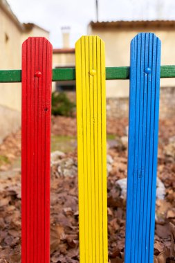 Mavi, sarı ve kırmızıya boyanmış renkli ahşap çitler..