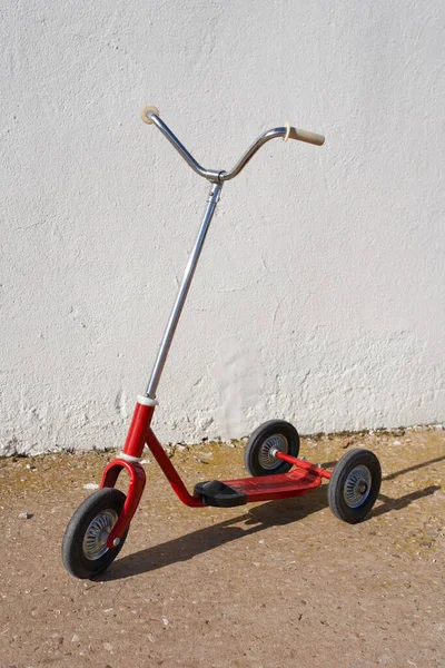 Vintage Scooter Triciclo Vermelho Metálico Com Detalhes Preto Cromo — Fotografia de Stock