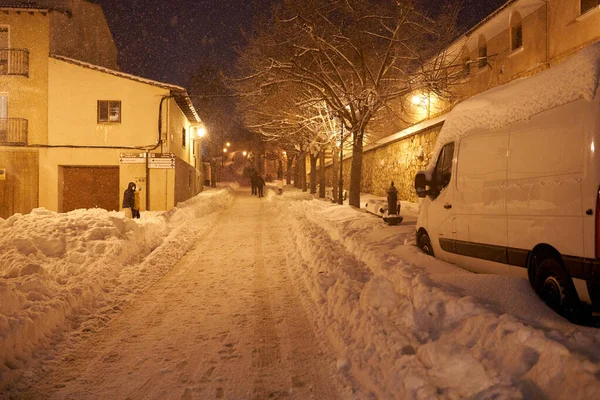 Brihuega, İspanya - 9 Ocak 2021: Filomena kar fırtınasından sonra İspanya 'nın Brihuega kentinde bir sokak.