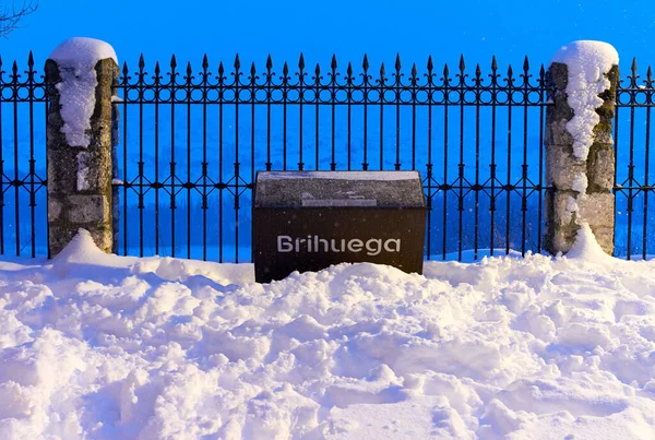 Brihuega, İspanya - 9 Ocak 2021: Filomena kar fırtınasından sonra Brihuega (İspanya) şehrinin sokakları ve parkları karla kaplandı.