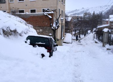 Brihuega, İspanya - 9 Ocak 2021: Filomena 'daki kar fırtınasından sonra yağan bir araba (İspanya)).