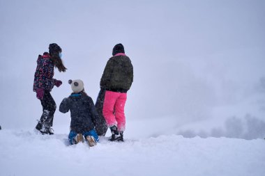 Brihuega, İspanya - 9 Ocak 2021: Bir grup çocuk, Brihuega 'daki Filomena kar fırtınasından sonra yağan karda oynuyorlar (İspanya))