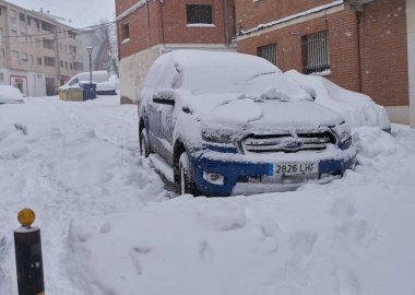 Brihuega, İspanya - 9 Ocak 2021: Filomena kutup fırtınası nedeniyle Brihuega (İspanya) 'da bir caddenin ortasında bir araba sıkıştı.