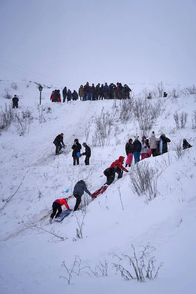 Brihuega, İspanya - 9 Ocak 2021: İnsanlar Brihuega (İspanya) kentindeki Filomena kar fırtınasından sonra kar kayakları ve kızaklarla kayak yapmaya başladılar)