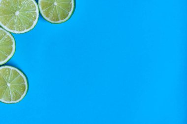 Mavi arka planda limon dilimleri. CITRUS CITRIC