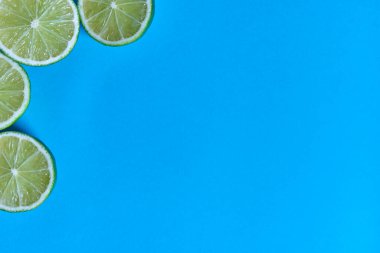 Mavi arka planda limon dilimleri. CITRUS CITRIC