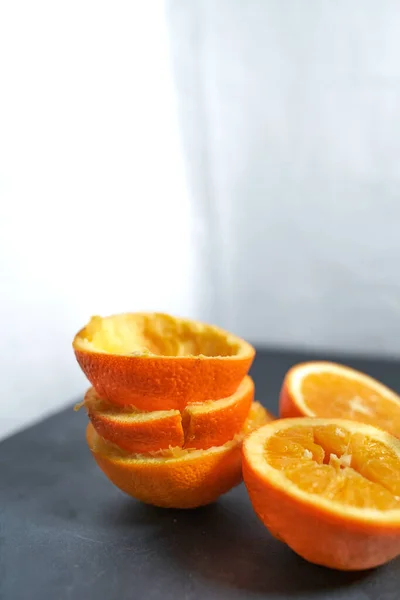 Vaso Jugo Naranja Exprimido Cáscaras Sobre Mesa Gris — Foto de Stock