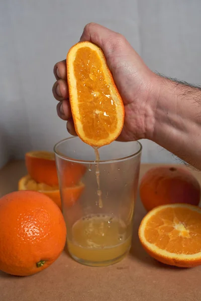 Mano Masculina Apretando Una Naranja Vaso — Foto de Stock