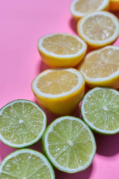 Pembe arka planda limon ve limon ayır. CITRUS CITRIC