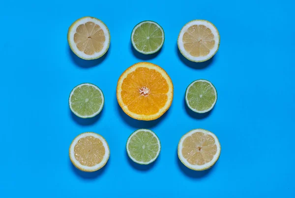 Оранжевый Лаймовый Лимонный Ломтики Синем Фоне Цитрус Ситрик — стоковое фото