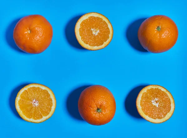 Teljes Kettéhasított Narancs Kék Alapon Citrus Citric — Stock Fotó