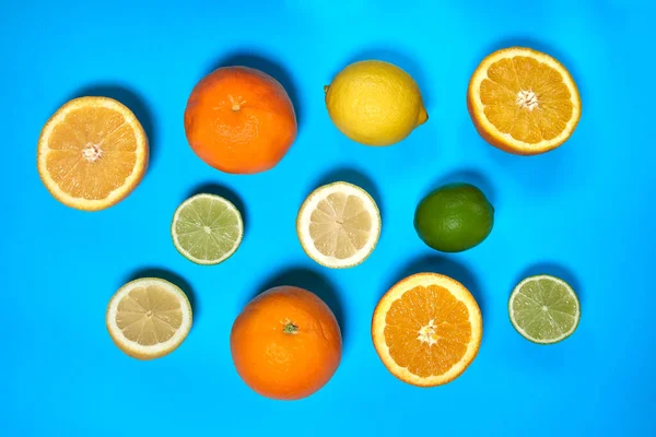 Целые Разделенные Апельсины Лаймы Лимоны Кожей Синем Фоне Цитрус Ситрик — стоковое фото