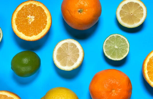 Целые Разделенные Апельсины Лаймы Лимоны Кожей Синем Фоне Цитрус Ситрик — стоковое фото