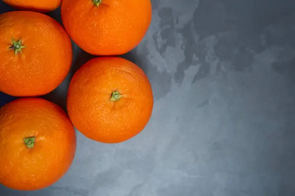 Naranjas Enteras Con Piel Sobre Fondo Gris Estuco Citrus Citric — Foto de Stock