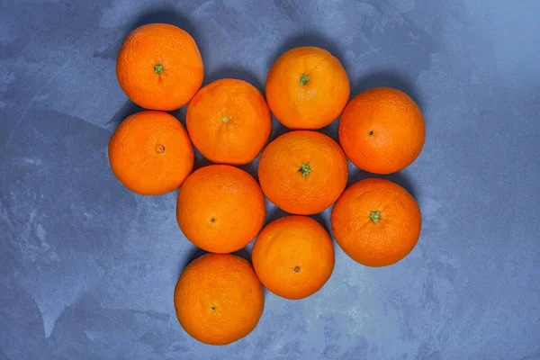 灰色のスタッコの背景に肌のあるオレンジ全体 Citrus Citric — ストック写真