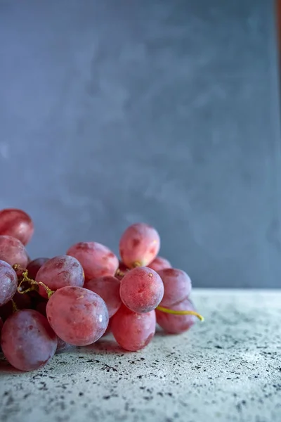 Koyu arkaplan ile kırmızı üzüm demetleri.