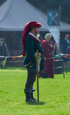 Silsoe, Birleşik Krallık 22 Nisan 2018 - Ortaçağ kostümlü oyuncular Silsoe festivali sırasında ejderha ile Aziz Georges savaşını yeniden canlandırdılar.